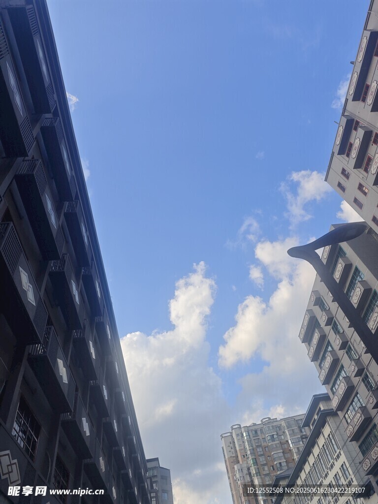 城市天际线与蓝天白云