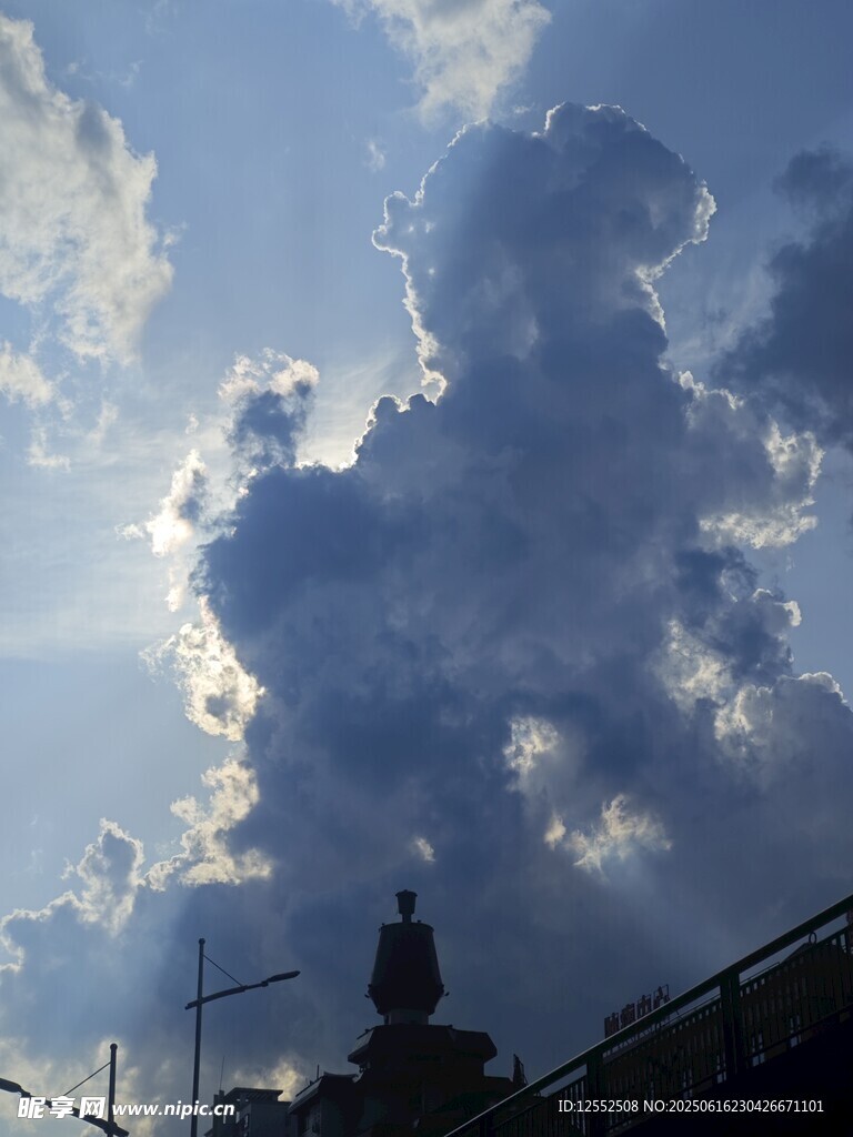 天空中壮观的云朵景象