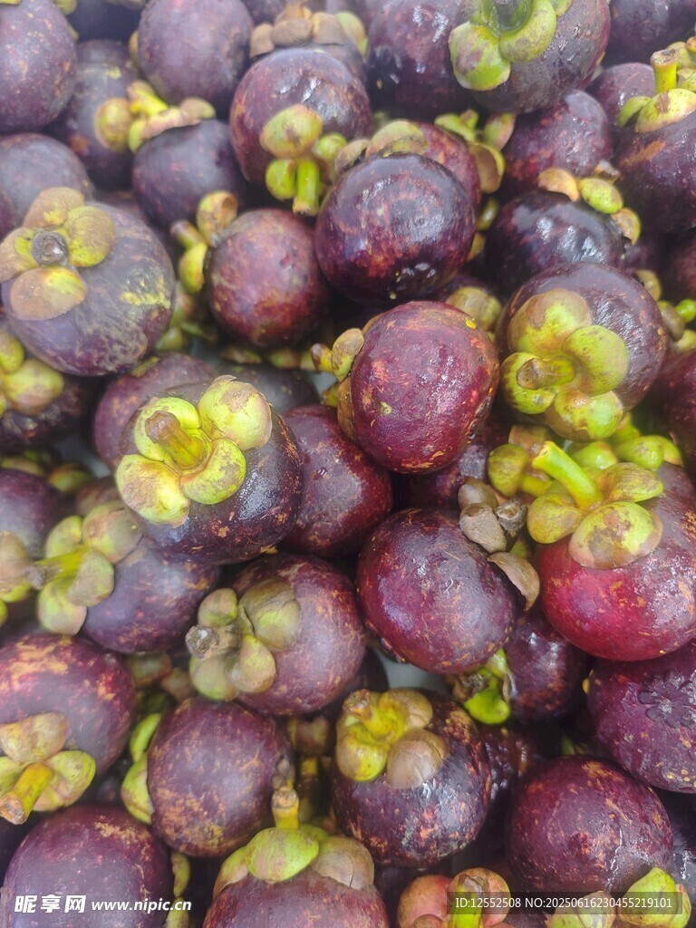 新鲜饱满的山竹果实