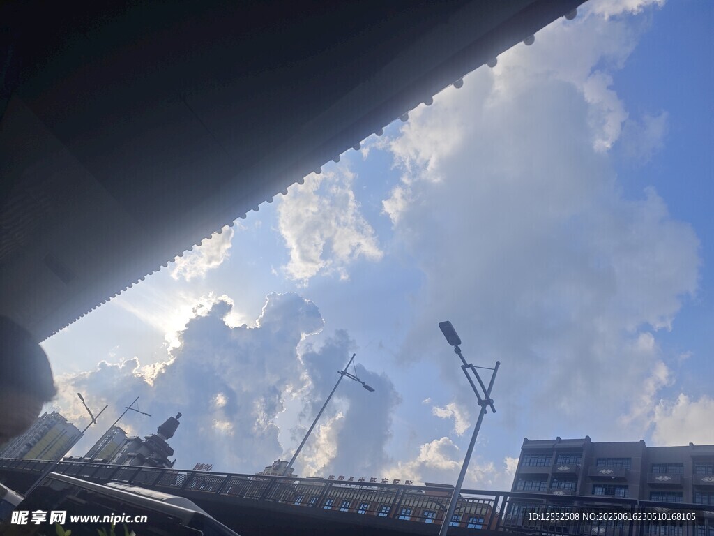 城市工地天空与吊车景象