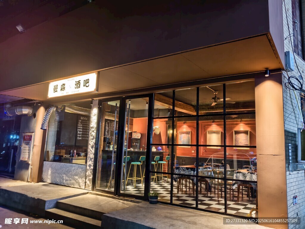 夜晚温馨的临街咖啡店