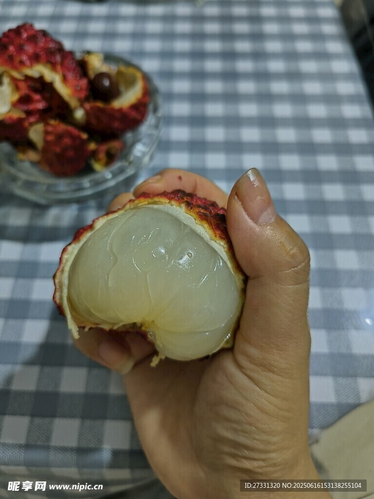 手捧新鲜剥开的多汁荔枝