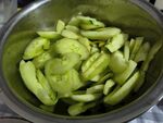 盆中腌制的翠绿黄瓜