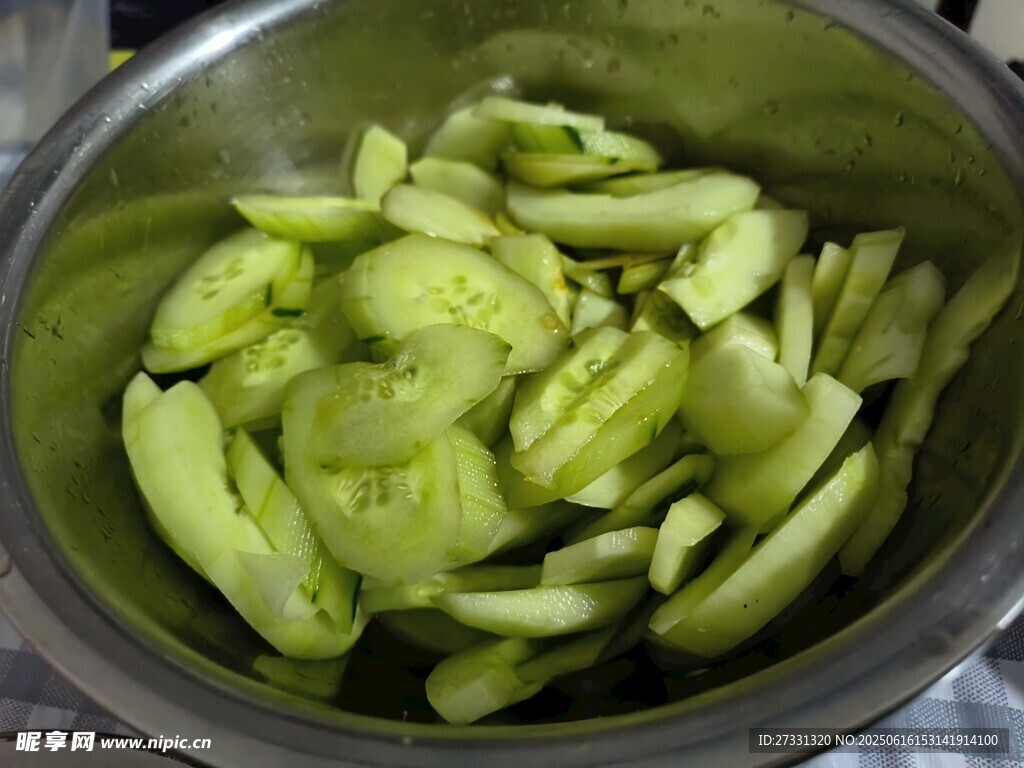 盆中腌制的翠绿黄瓜