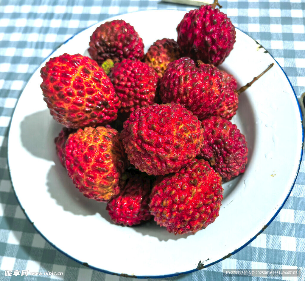 盘中鲜红荔枝