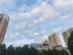 城市高楼与蓝天白云景观