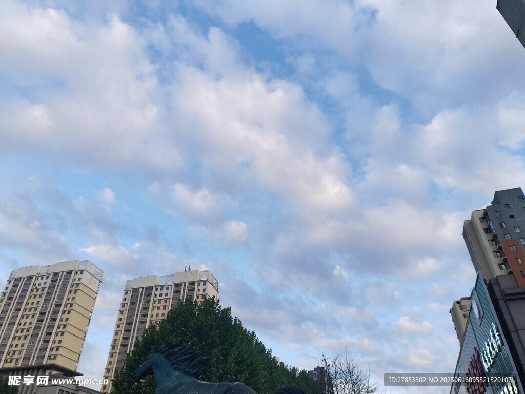 城市上空的蓝天白云景观