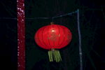 红灯笼悬挂于夜色中