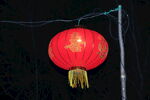 夜晚悬挂的喜庆红灯笼