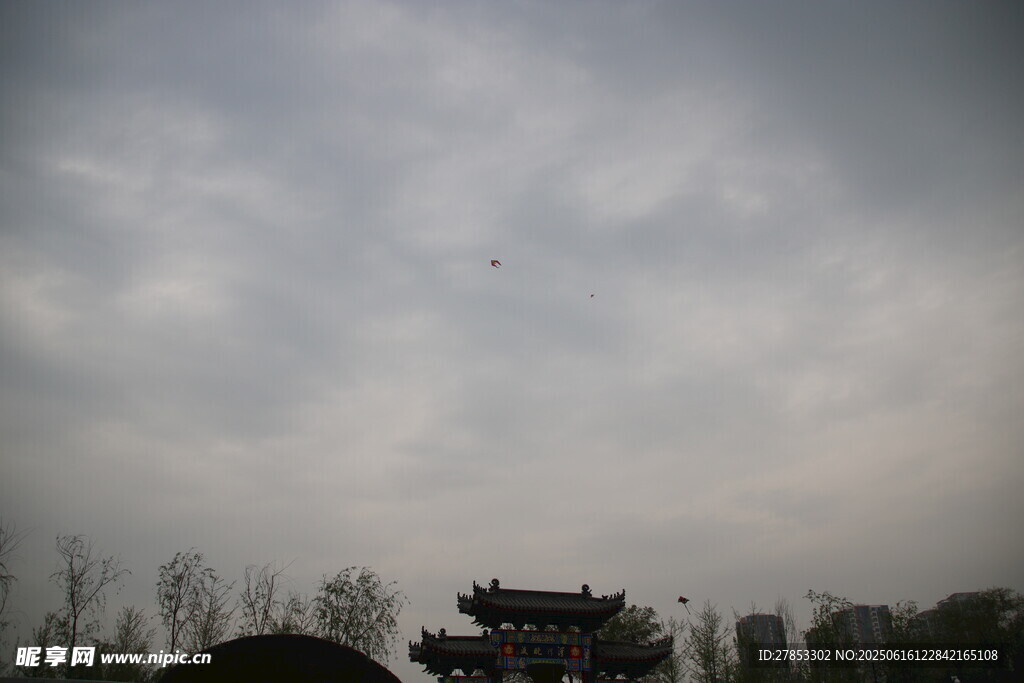 阴天中的古建筑景观