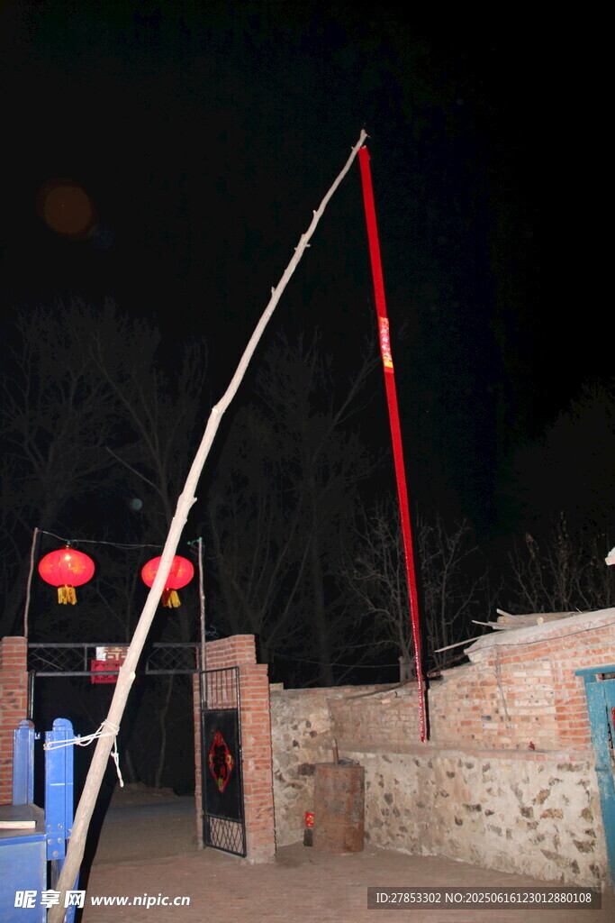 夜间场景中的旗杆与建筑
