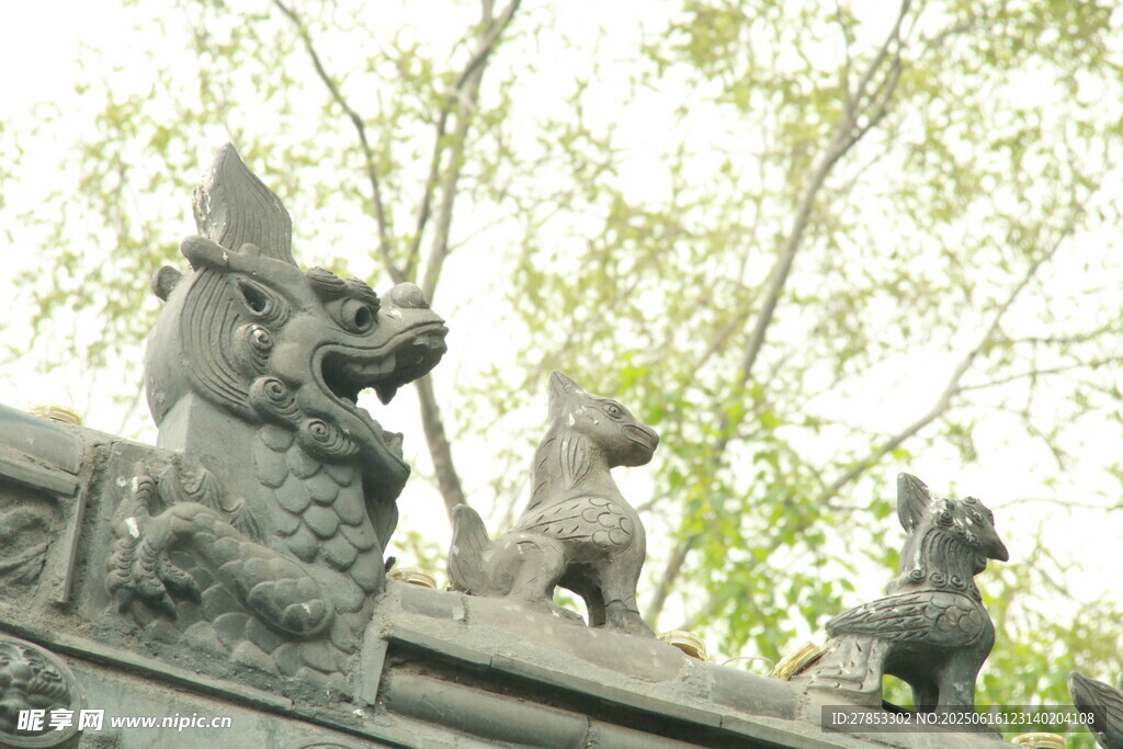 古建屋脊上的精美神兽