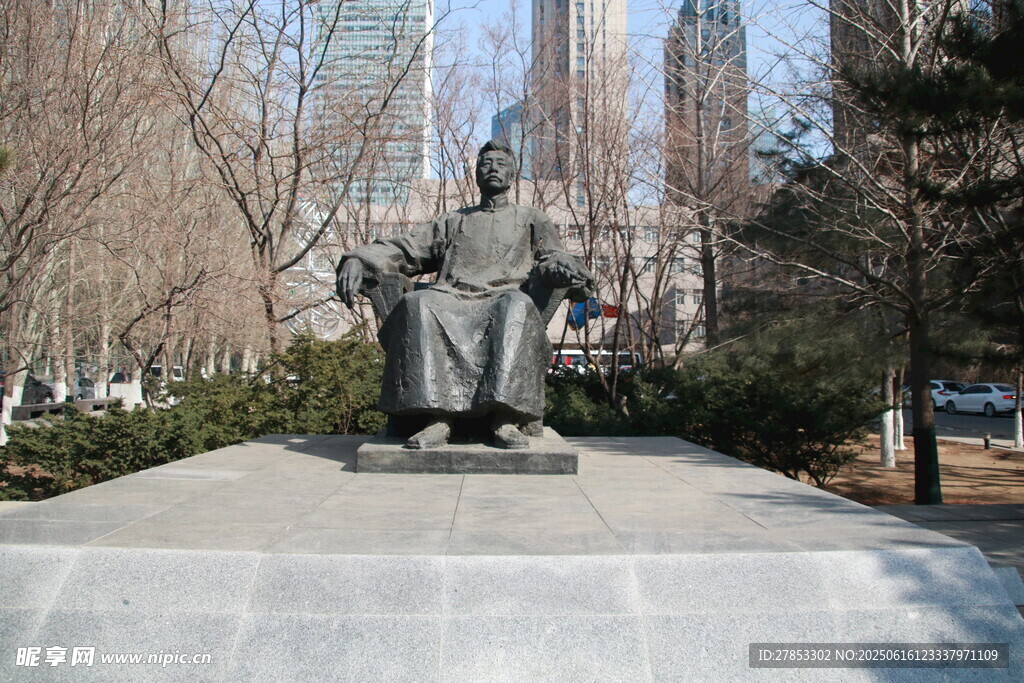 城市中的历史人物雕像