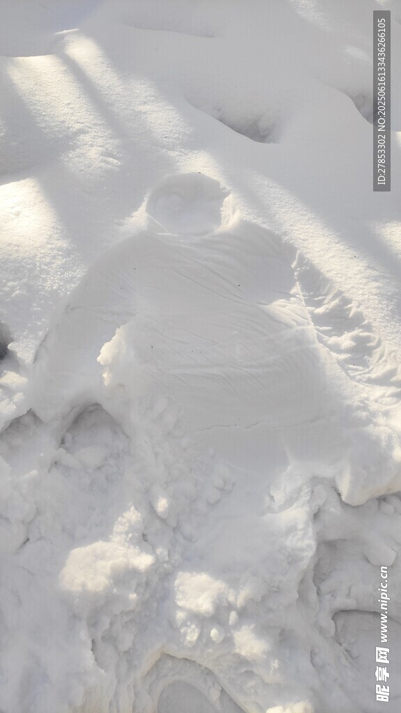 雪地中的脚印痕迹