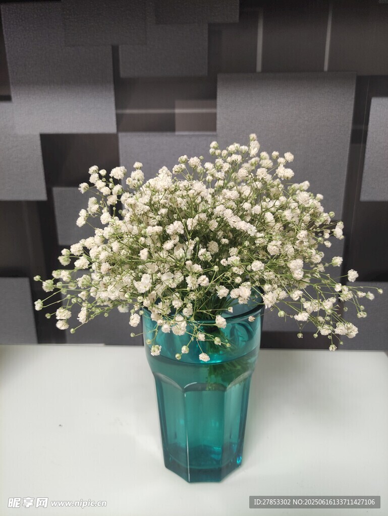 绿瓶中的满天星花束