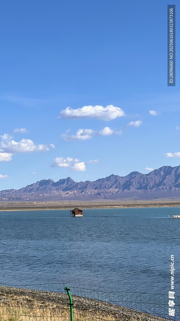 广阔水域与远处山峦景观