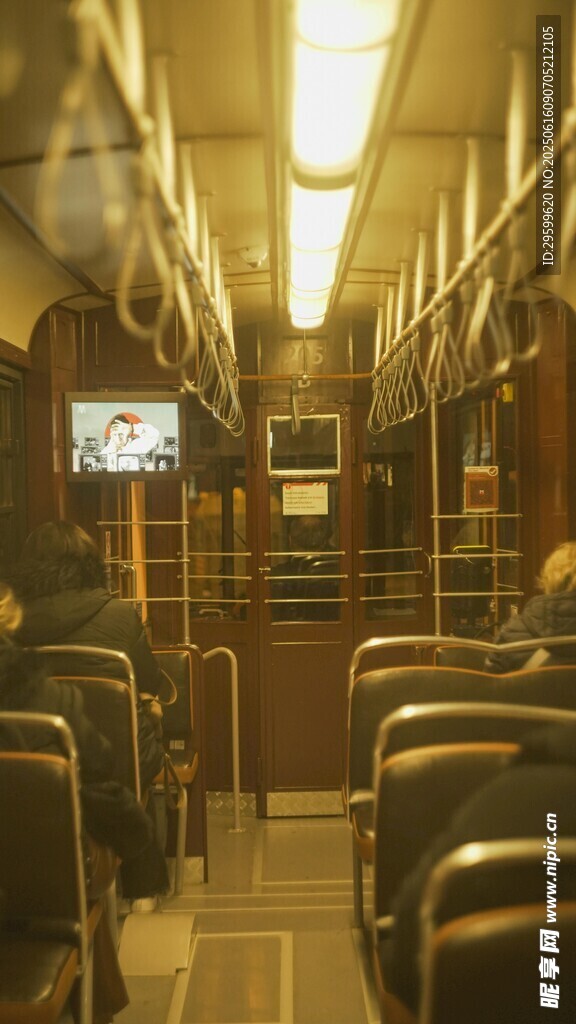 空荡荡的列车车厢内部