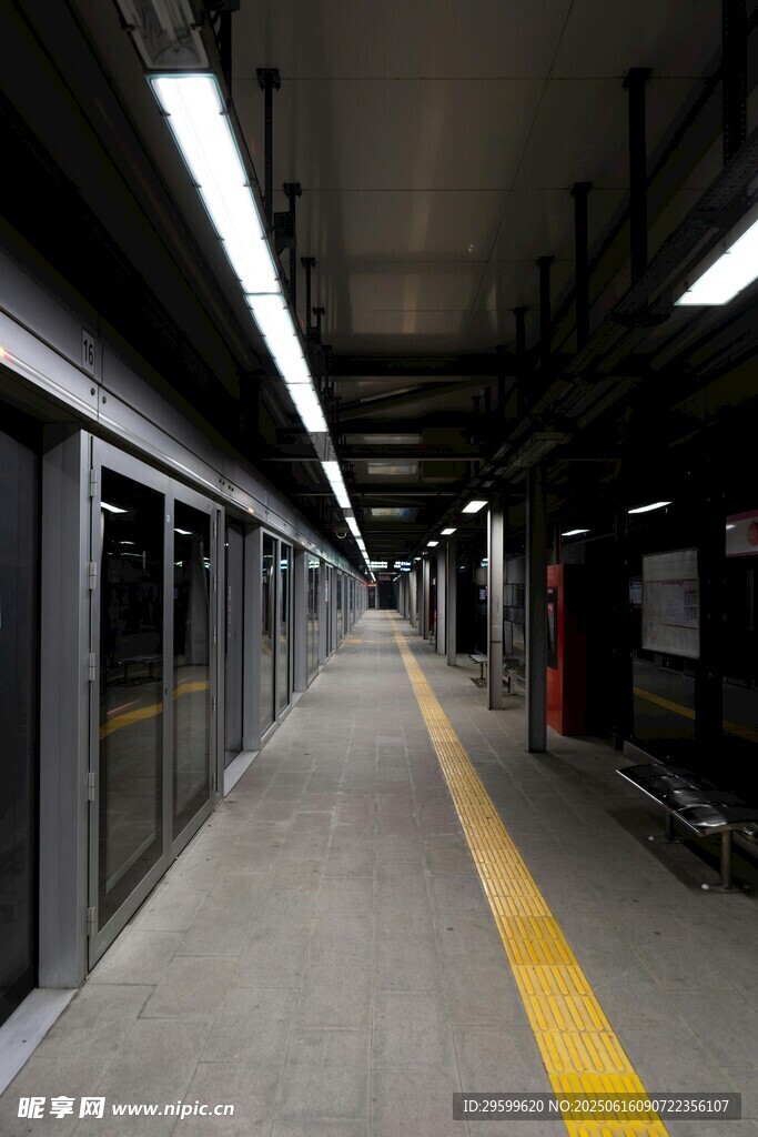 空旷地铁站台通道