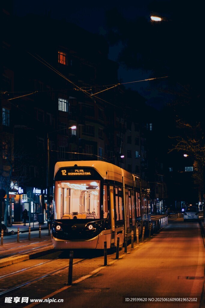 夜晚街头的复古有轨电车