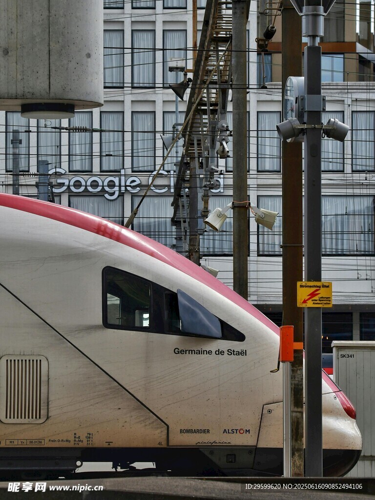 高速列车停靠于城市站点