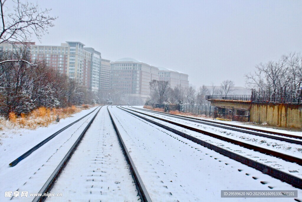 雪覆铁轨旁的城市冬日景