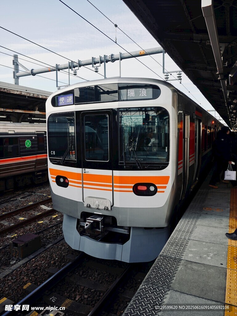 停靠站台的橙色条纹列车