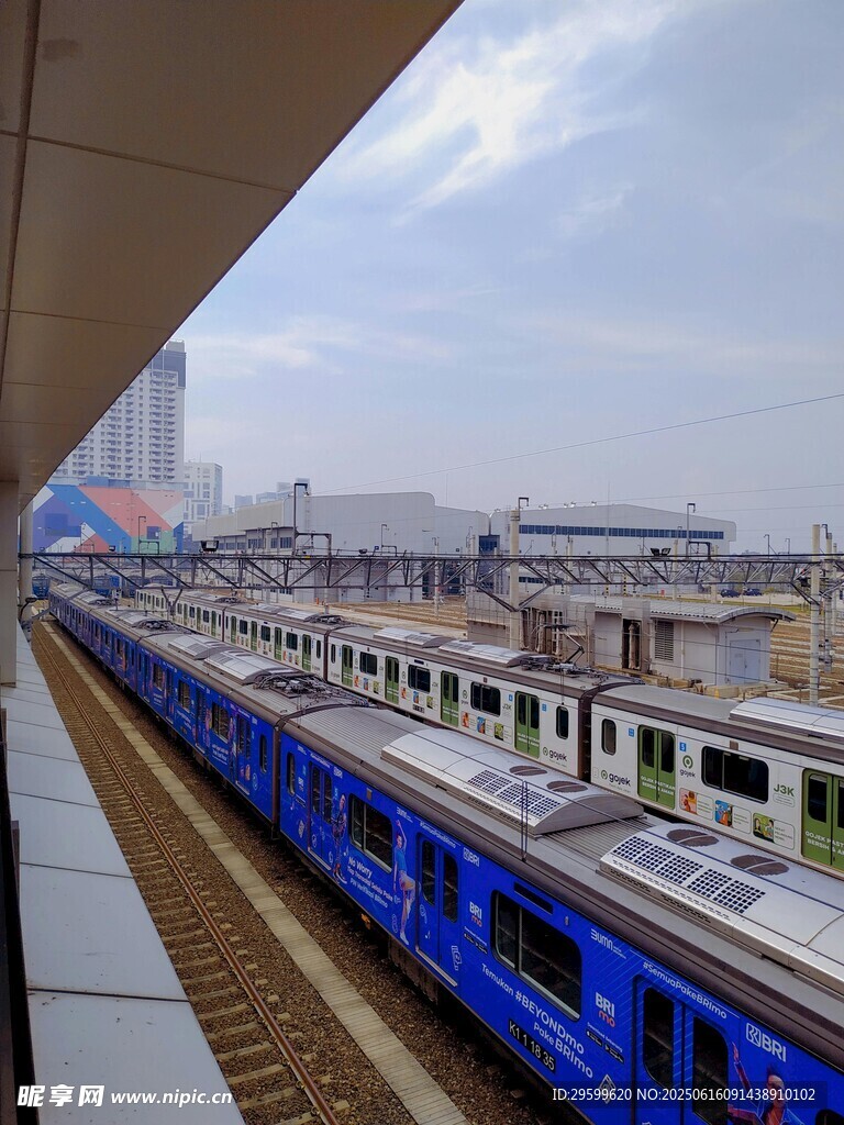 站台边的蓝色列车