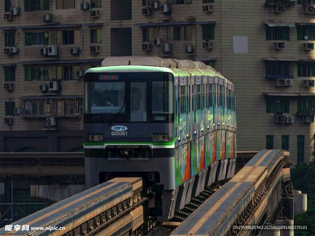 城市高架上的双层有轨电车