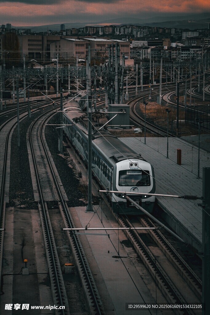 黄昏下铁轨上行驶的列车