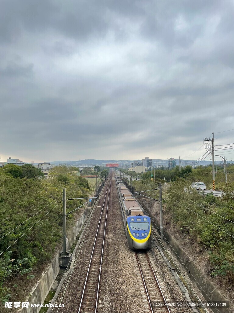 铁轨上行驶的一列多彩列车