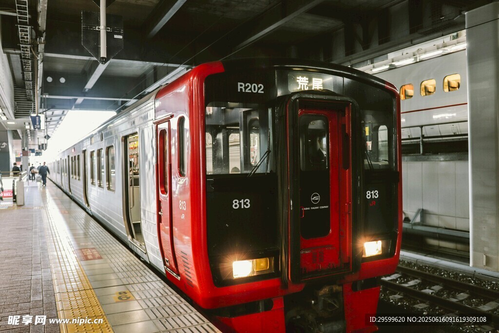 地铁站台的红色列车
