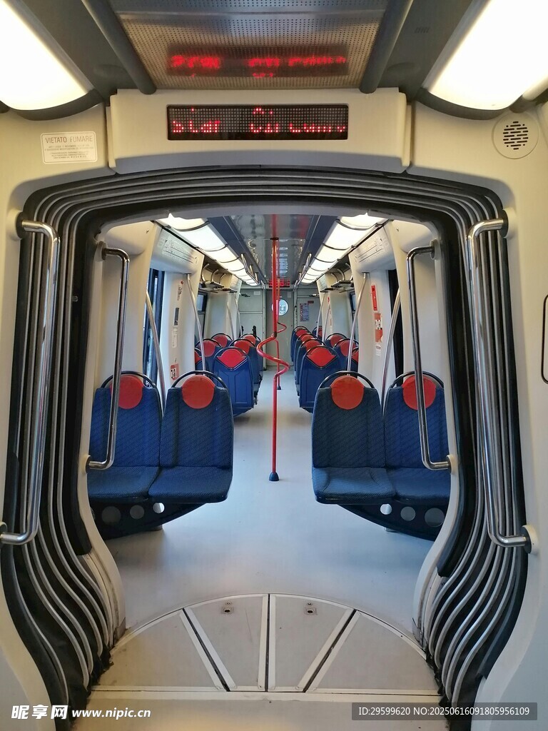 地铁车厢内部的空旷景象