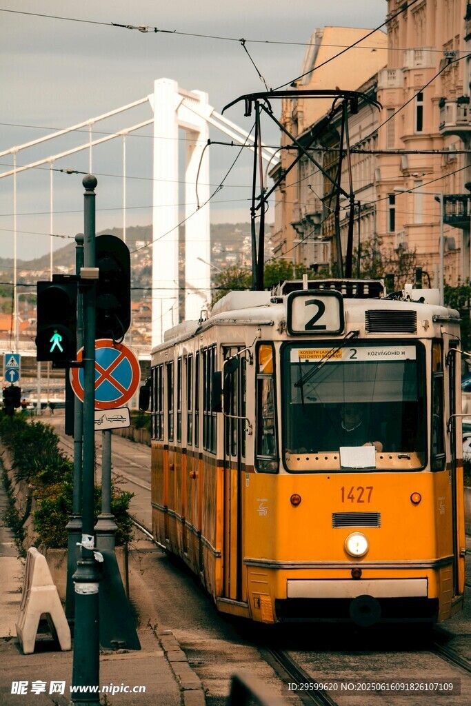 城市街头的复古黄色有轨电车