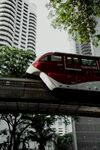 城市高架上的特色列车