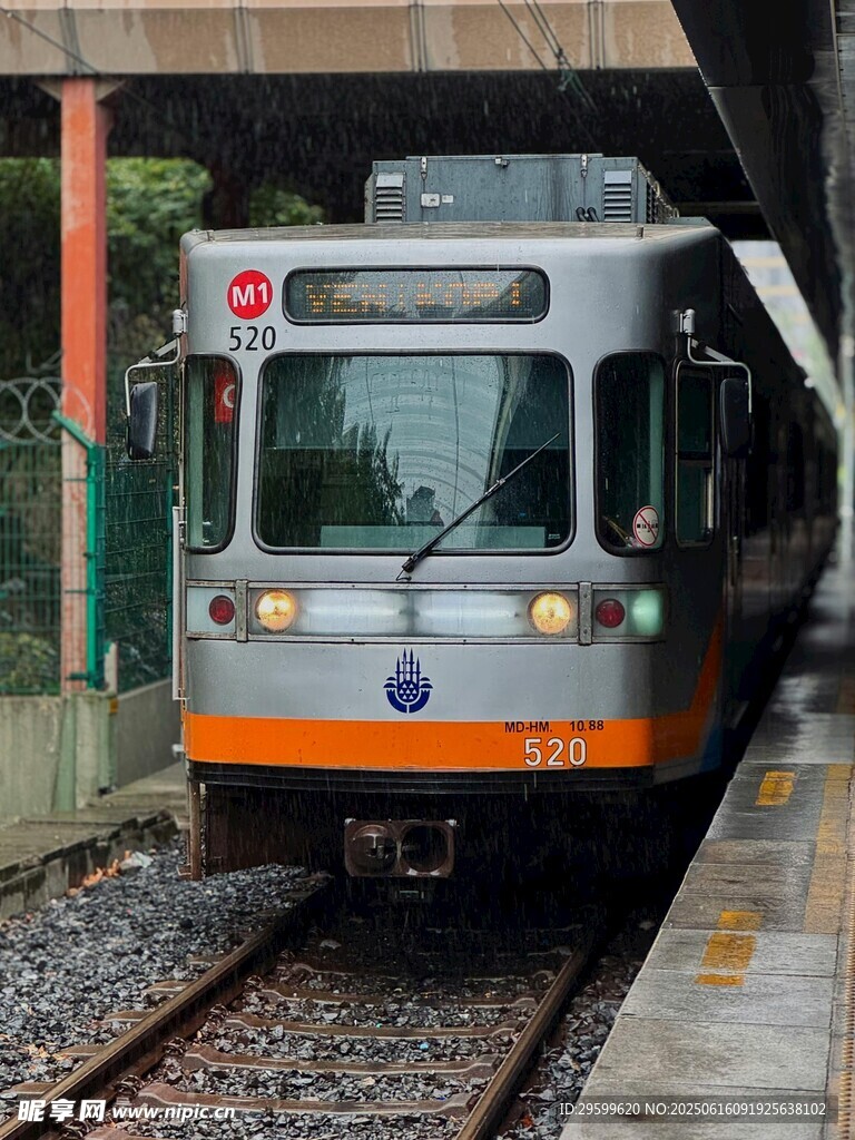 站台边的银色有轨电车