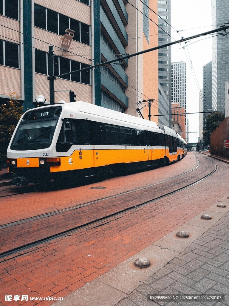 城市街道上的现代有轨电车