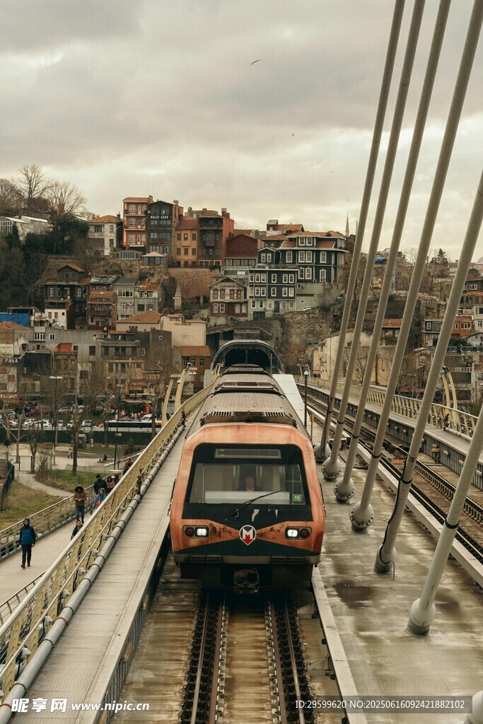 城市高架列车穿行景象