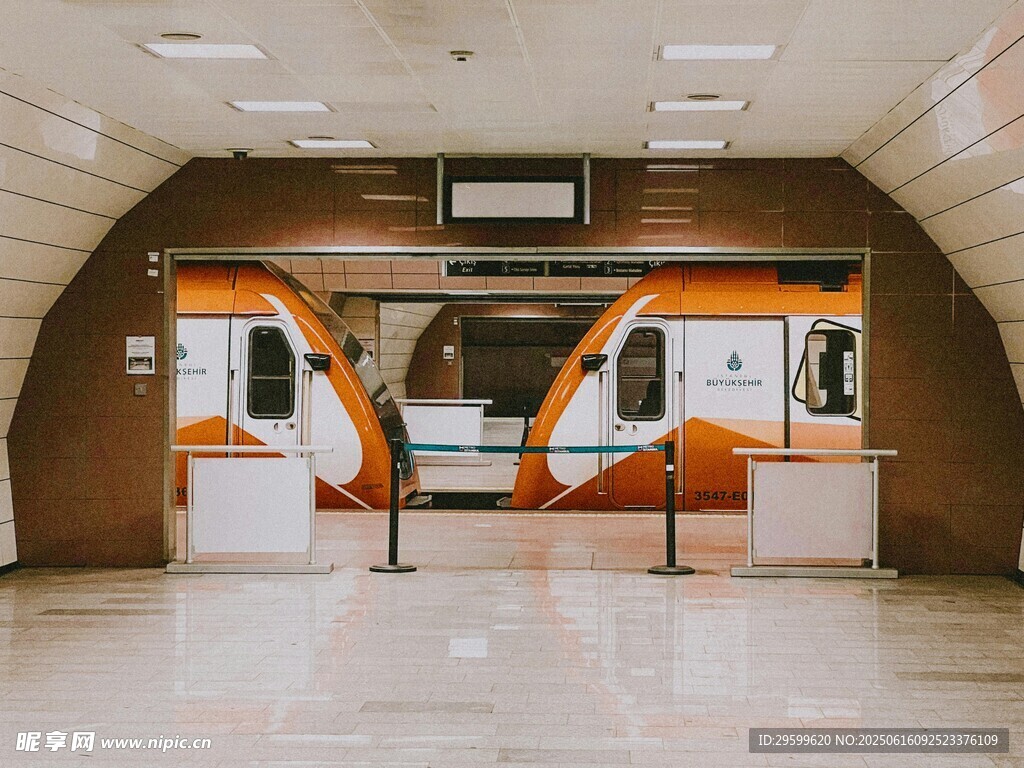 现代风格地铁候车区场景