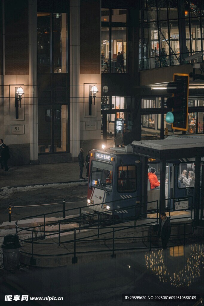 城市夜景中的行驶电车