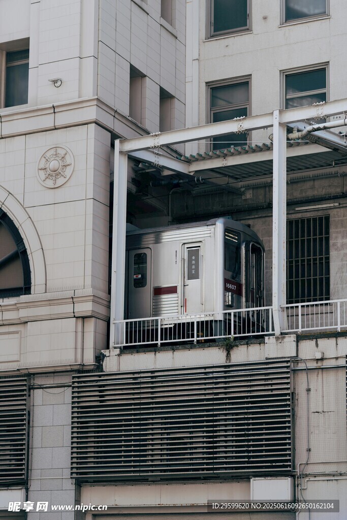 现代建筑外的玻璃结构装置
