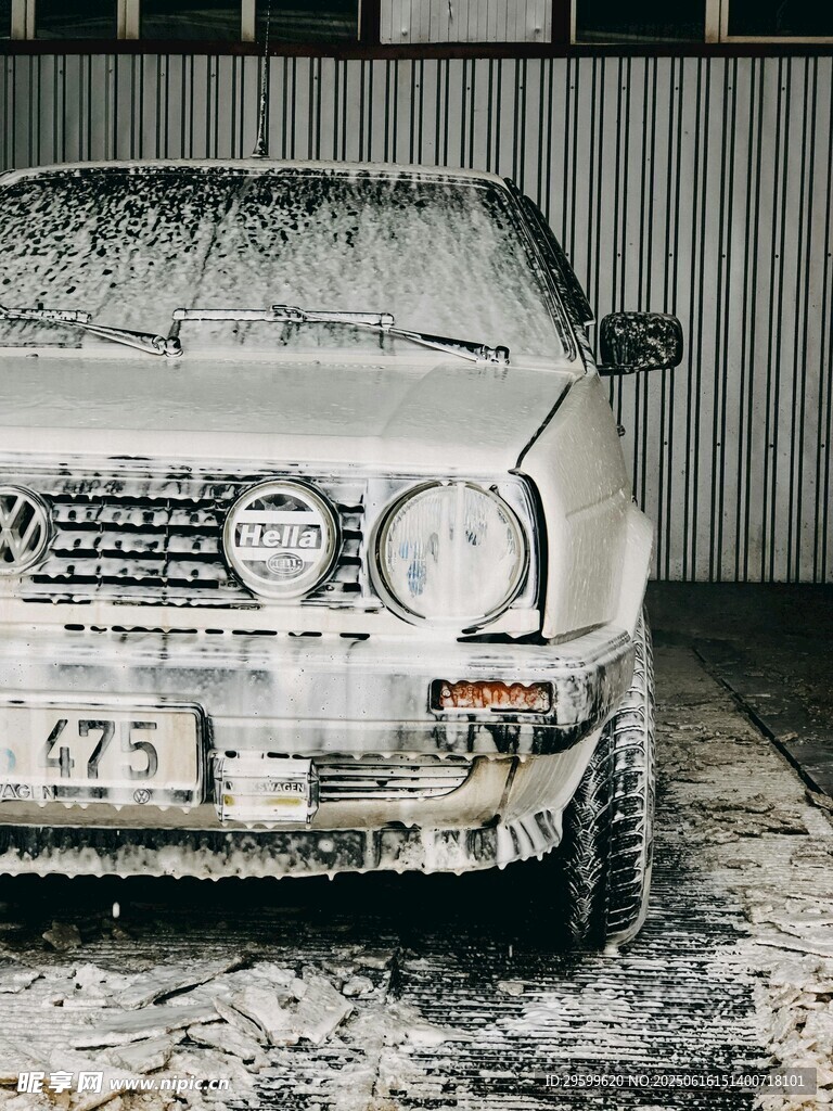 覆雪旧车