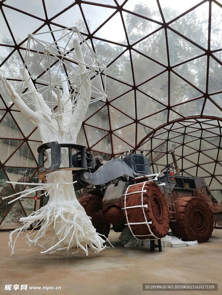 独特几何建筑内的艺术装置