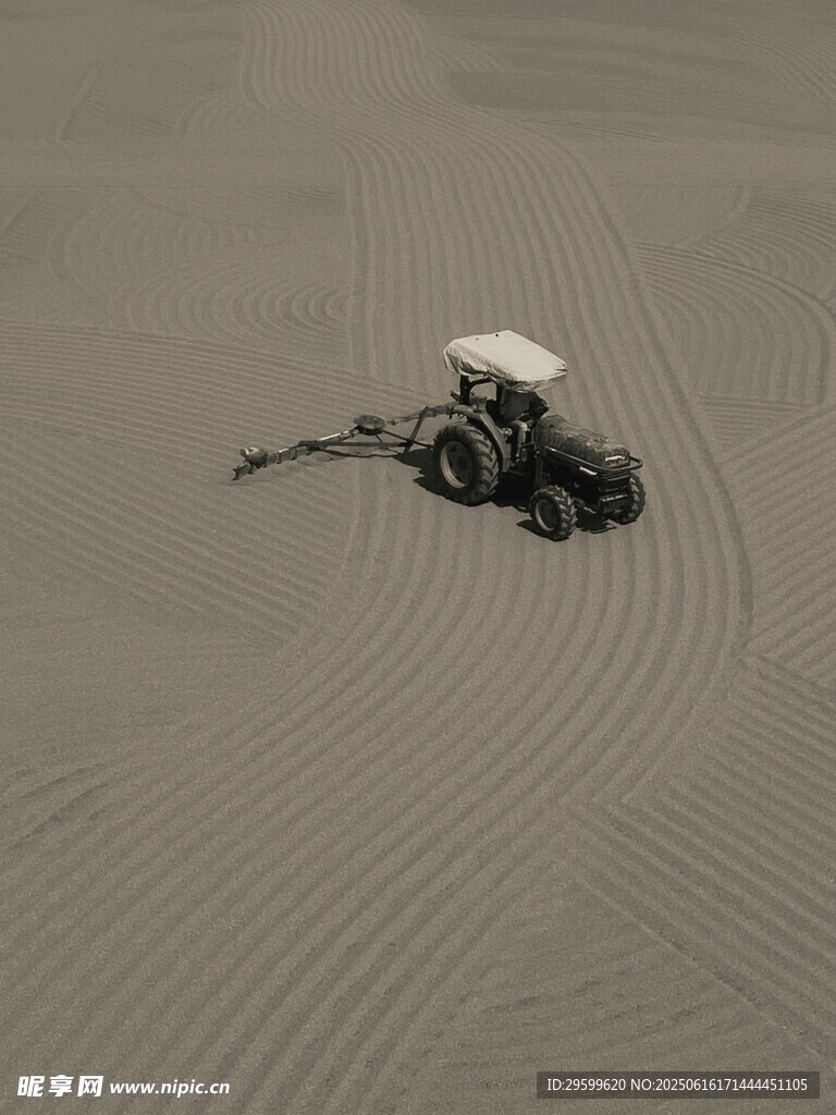 沙漠中的四轮摩托车