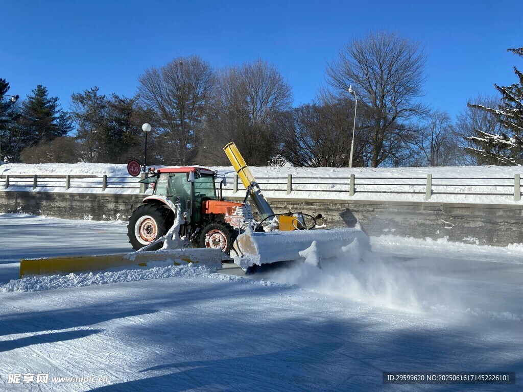 雪地中作业的红色拖拉机