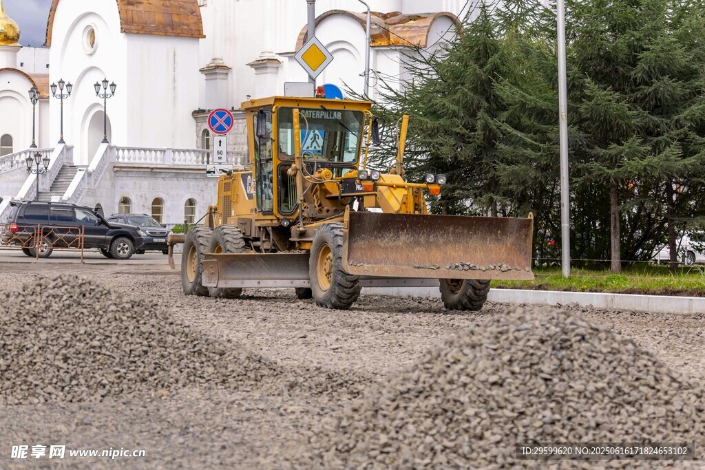 道路施工中的黄色推土机