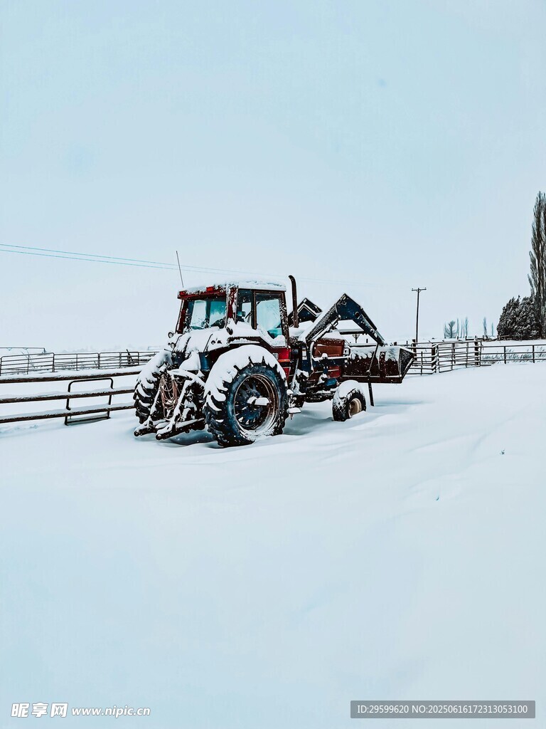 雪地中的农用机械设备