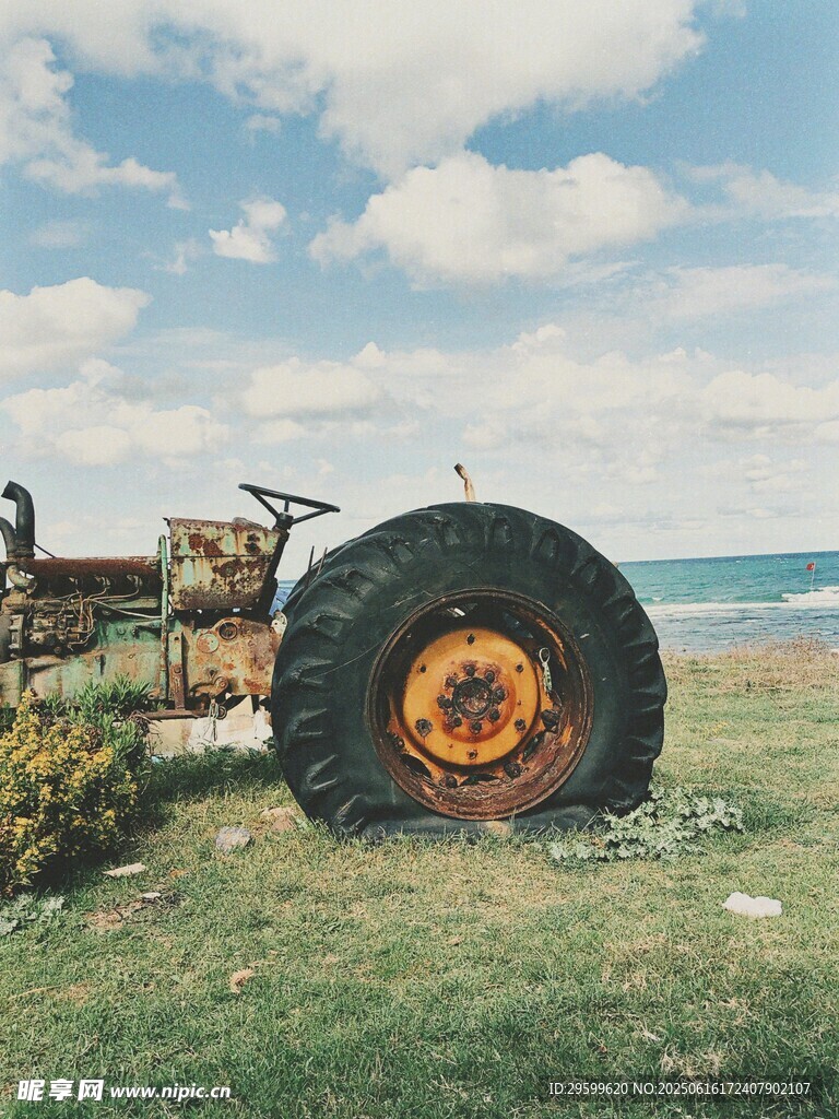 海边废弃的巨大旧轮胎