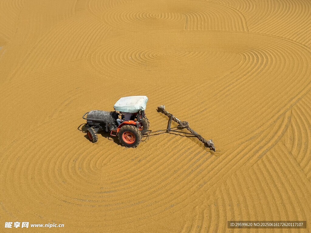 沙漠中的红色农机具