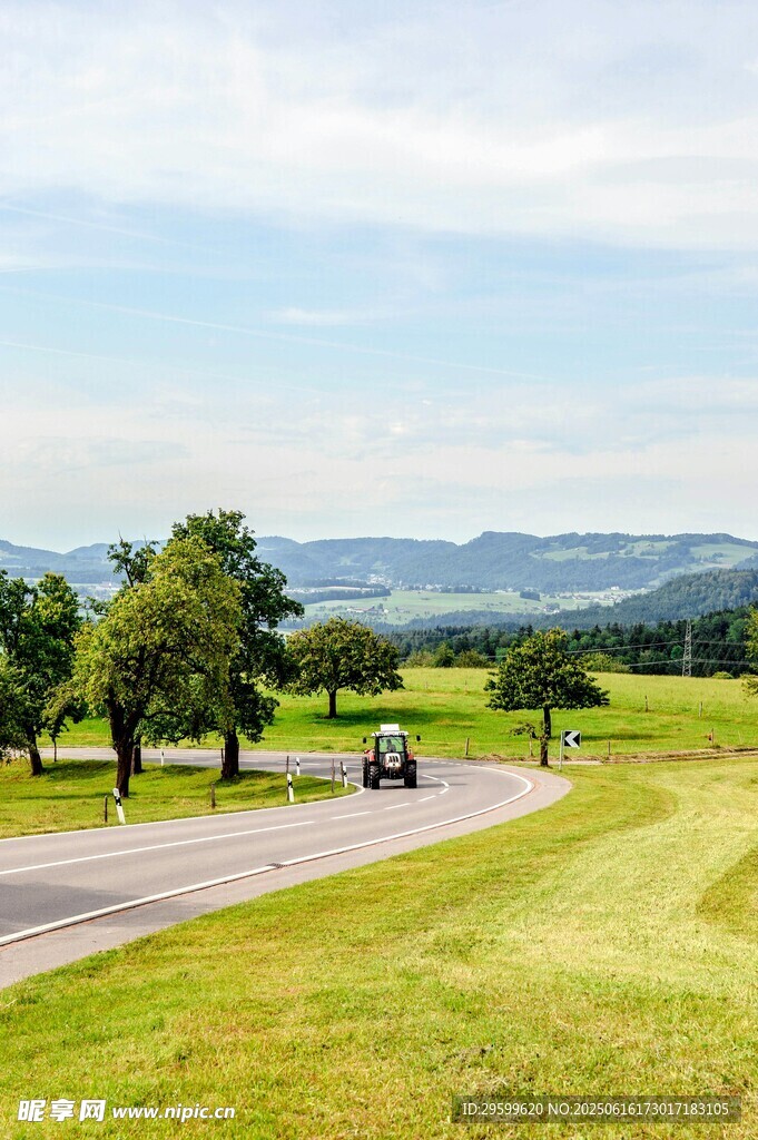 乡村公路上的行驶风景