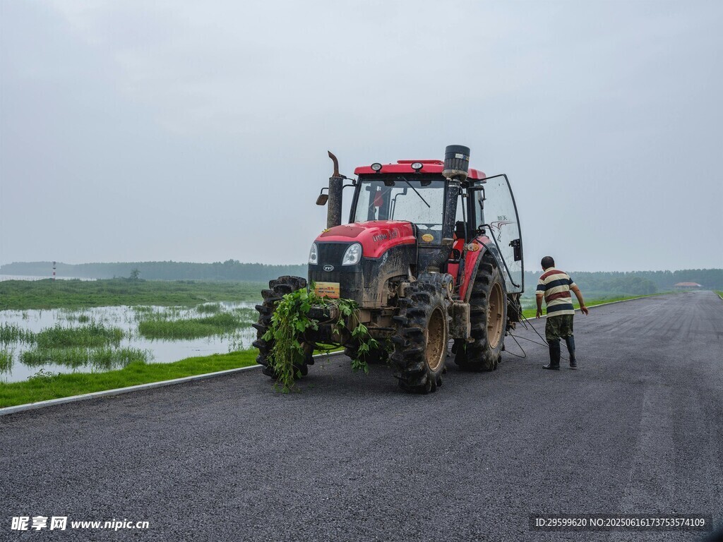 公路上的拖拉机与行人